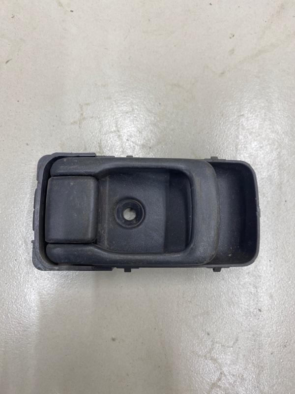 Запчасть ручка двери внутренняя левая Nissan Sentra 1997 B14 GA16DE Б/У Ручка двери внутренняя левая Nissan Sentra 1997 B14 GA16DE Б/У