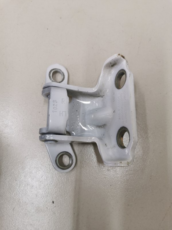 Петля двери верхняя задняя левая 3