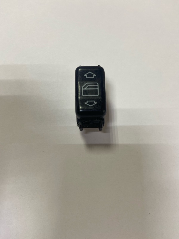 Кнопка стеклоподъемника передняя Mercedes-Benz E-class W124 1248208910kz Б/У
