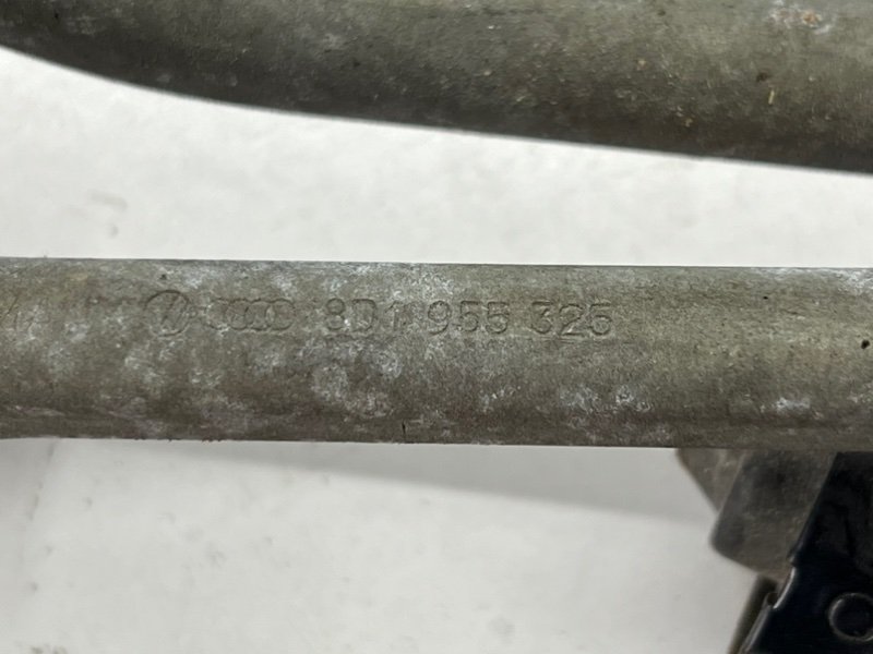 Трапеция стеклоочистителей A4 B5 1996 седан AEB Трапеция стеклоочистителей A4 B5 1996 седан AEB