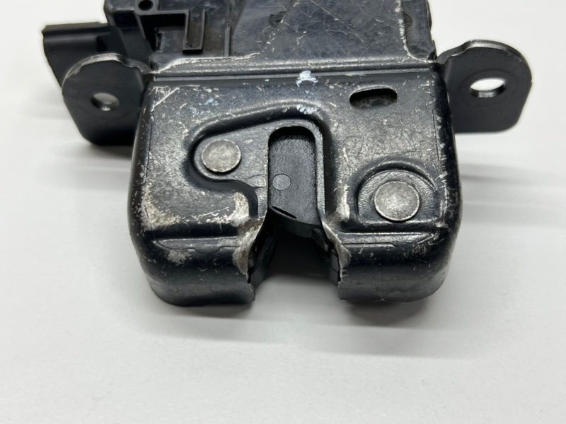 Замок багажника Веста