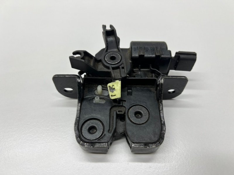 Замок багажника Веста