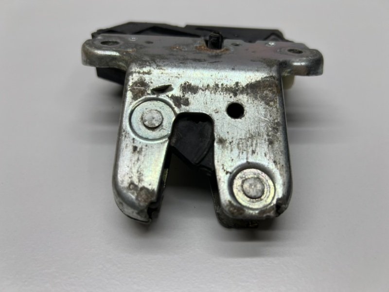 Замок багажника Passat B6