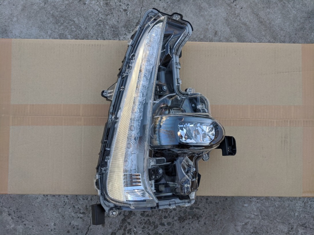 Туманка Toyota Prius Phv ZVW52 передняя правая (б/у)