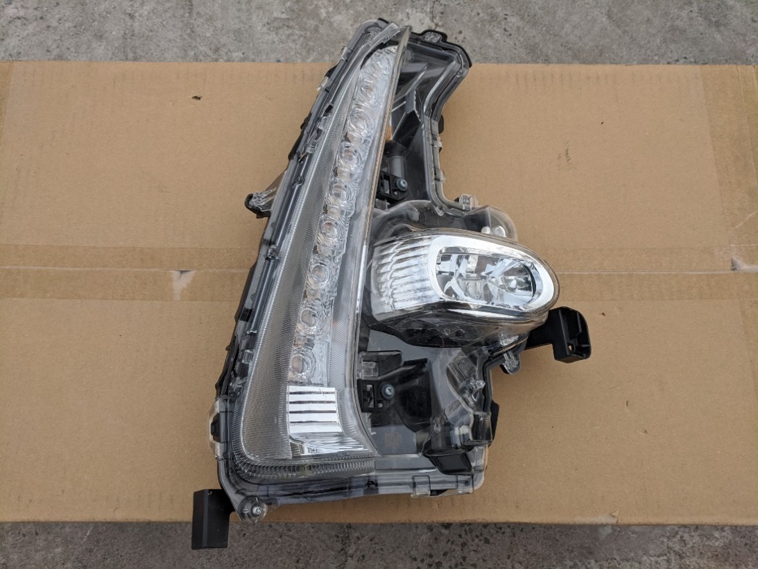 Туманка Toyota Prius Phv ZVW52 передняя правая (б/у)