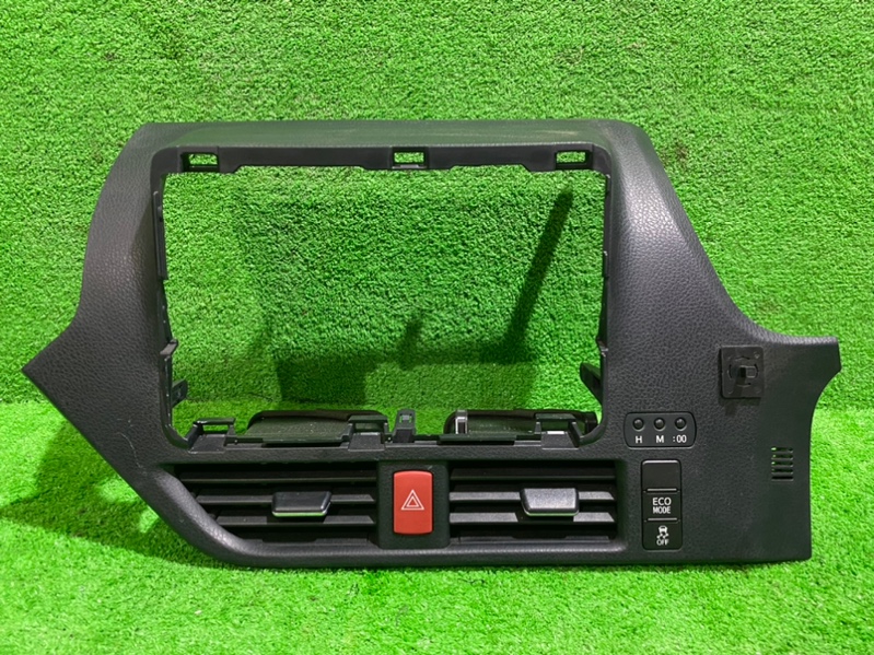 Консоль магнитофона Toyota Noah ZRR80G 2ZR-FXE (б/у)