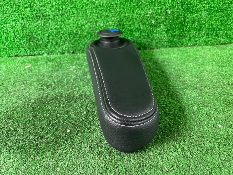 Подлокотник передний правый HONDA STEPWGN RP1 L15B