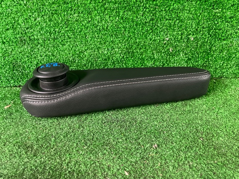 Подлокотник передний правый STEPWGN RP1 L15B
