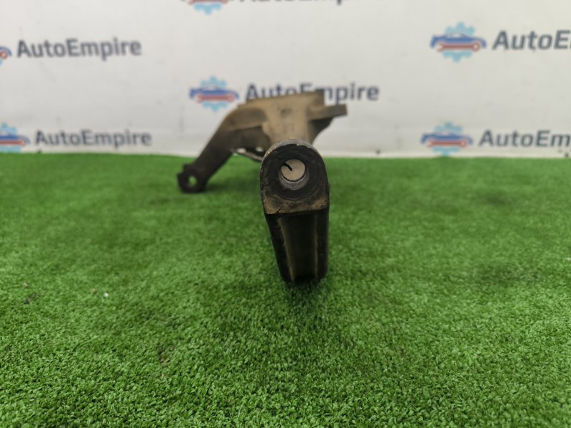 Кулак передний левый MITSUBISHI DIAMANTE F31A