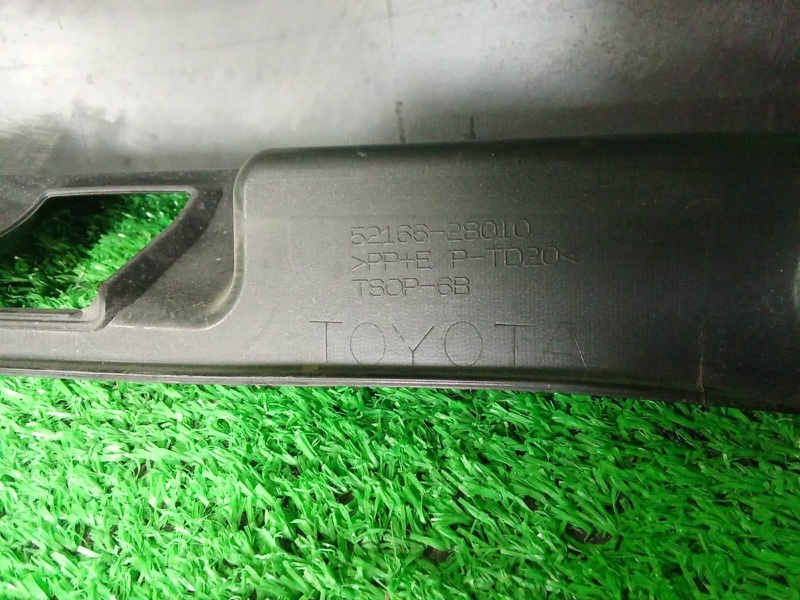 Клык бампера задний левый ESQUIRE ZRR80 3ZR-FAE