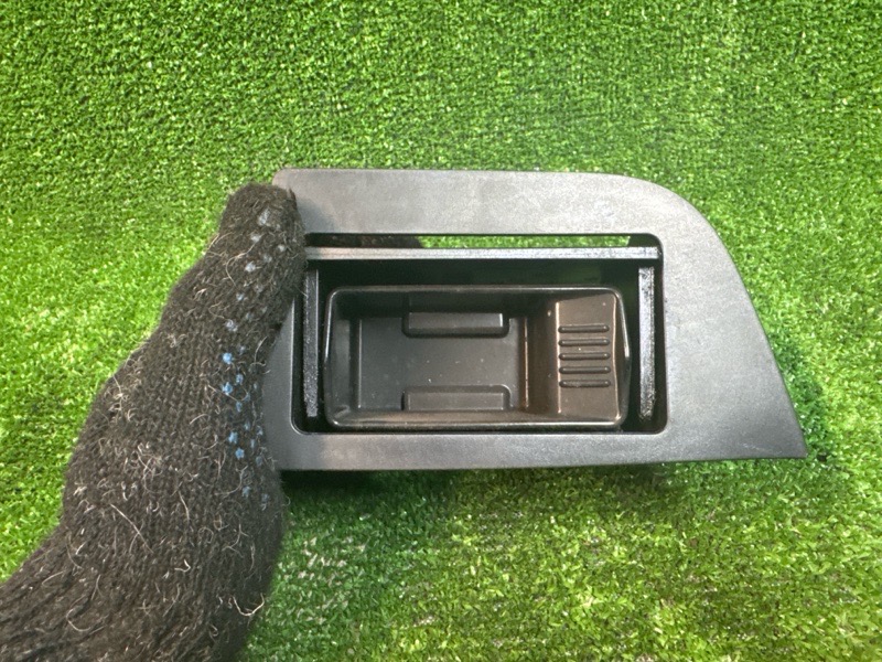 Пепельница задняя левая X5 E70 Пепельница задняя левая X5 E70