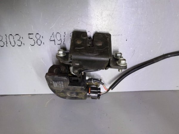 Замок багажника Toyota Ist XP60 2002 задний (б/у)