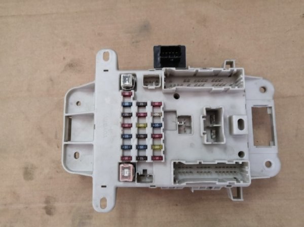 Блок предохранителей TOYOTA RAV4 CA20 2000 передний (б/у)