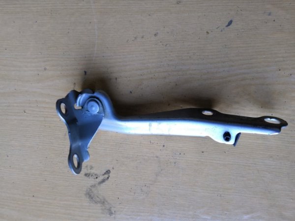 Петля капота TOYOTA IST NCP61 2002 передняя левая (б/у)