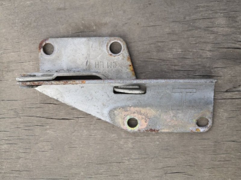 Петля капота NISSAN PULSAR N15 1995 передняя левая (б/у)