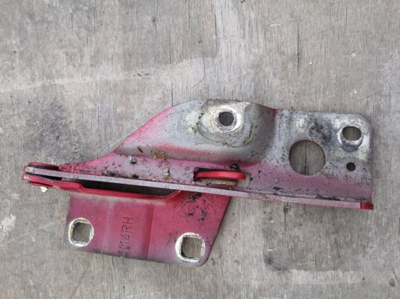 Петля капота NISSAN WINGROAD Y11 QG15-DE 1999 передняя правая (б/у)