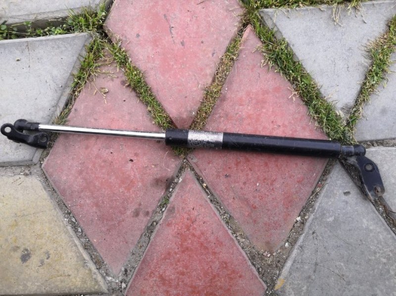 Амортизатор багажника HONDA FIT GD1 2001 задний левый (б/у)