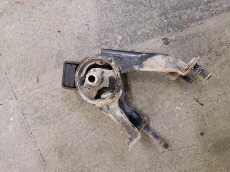 Подушка кпп Toyota Corolla E120 1NZ-FE 2000 (б/у)