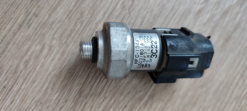 Датчик давления кондиционера Mazda Demio DW3W B3 1996 (б/у)