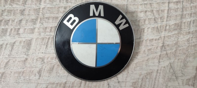 Эмблема BMW 5-SERIES E39 1995 (б/у) Эмблема BMW 5-SERIES E39 1995 (б/у)