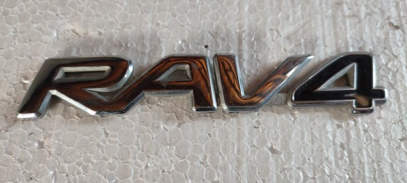 Эмблема TOYOTA RAV4 CA20 1AZ FE 2000 (б/у)