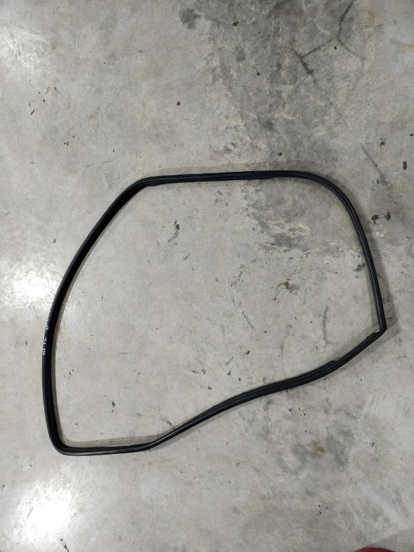 Уплотнительная резинка TOYOTA COROLLA E150 1ZR-FE 2006 передняя левая (б/у)