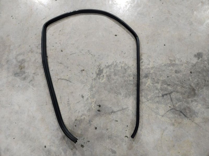 Уплотнительная резинка TOYOTA COROLLA E150 1ZR-FE 2006 задняя левая (б/у)