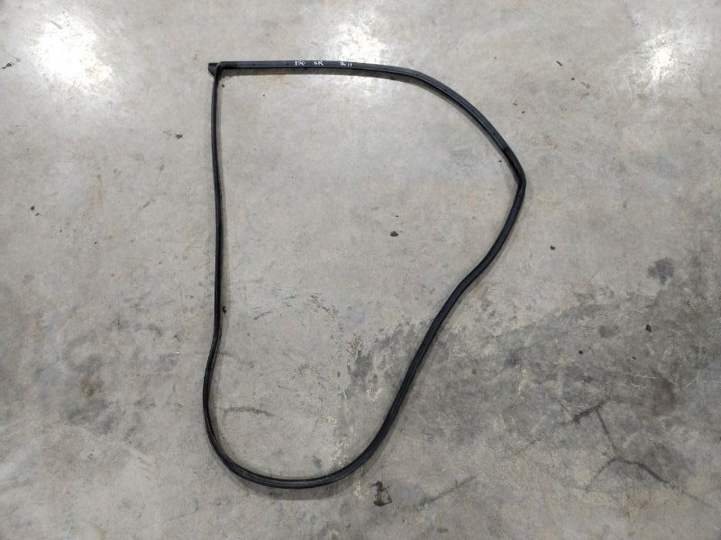 Уплотнительная резинка TOYOTA COROLLA E150 1ZR-FE 2006 задняя правая (б/у)