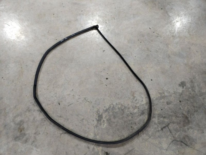 Уплотнительная резинка TOYOTA COROLLA E150 1ZR-FE 2006 задняя левая (б/у)