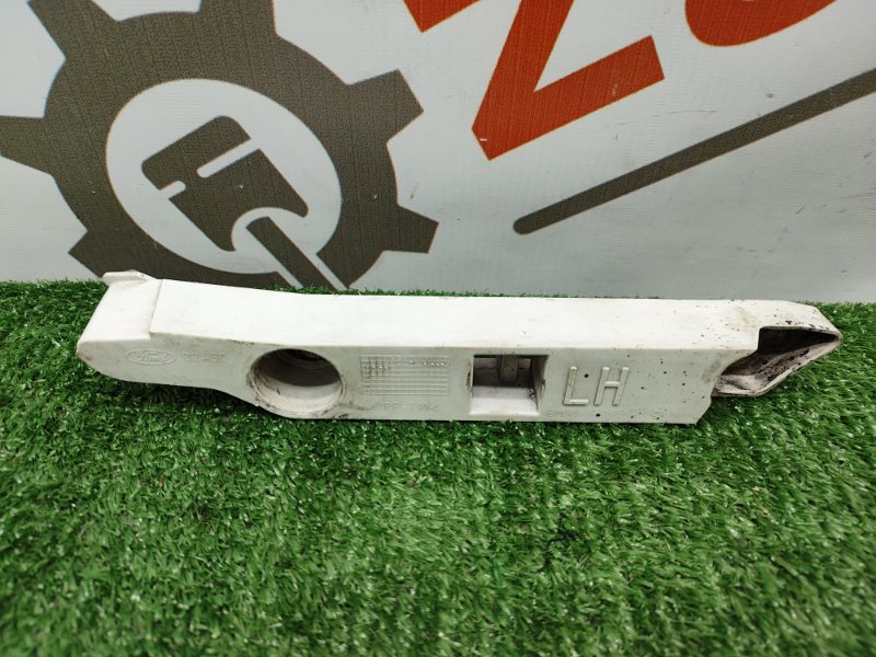 Крепление бампера переднее левое Ford Focus 2008 SHDA 1521607 контрактная