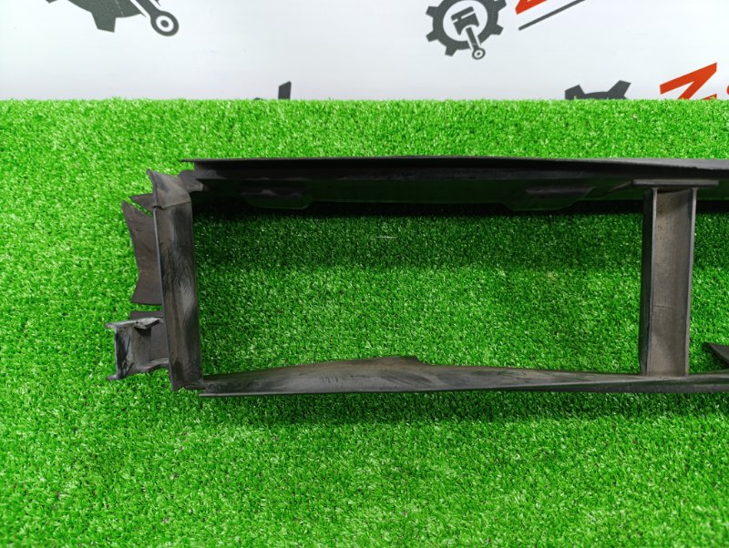 Дефлектор радиатора Focus 2011 CB8 PNDA