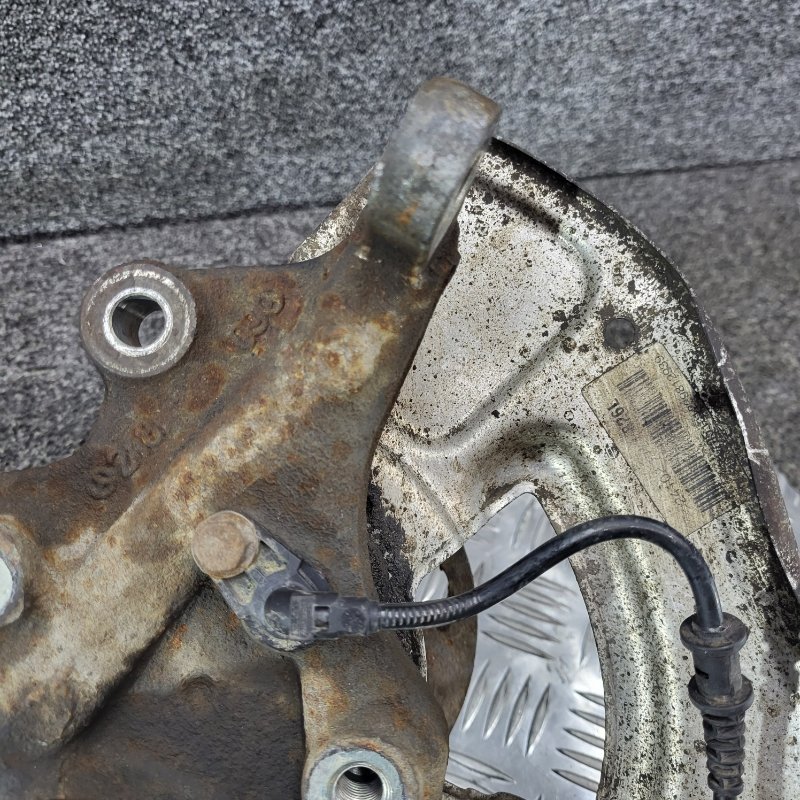 Кулак цапфа передний левый mercedes cls 218 om651.924