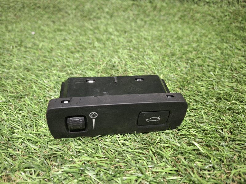 Кнопка открывания багажника XC40 2019 XB420 B4204T47