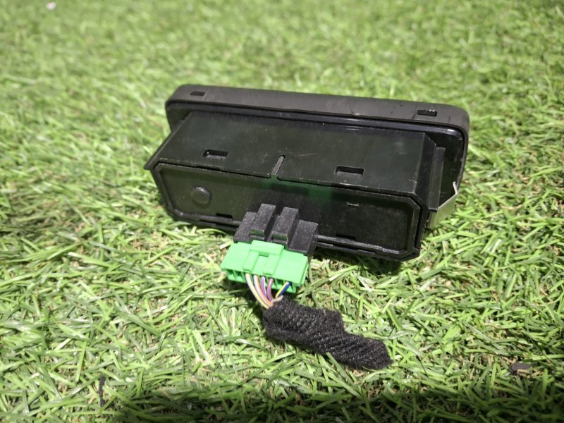 Кнопка открывания багажника XC40 2019 XB420 B4204T47