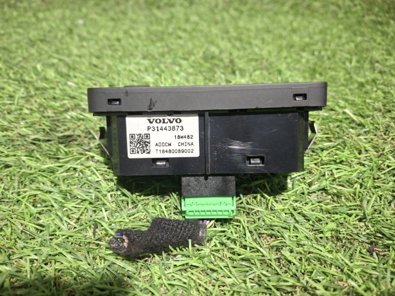 Кнопка открывания багажника XC40 2019 XB420 B4204T47