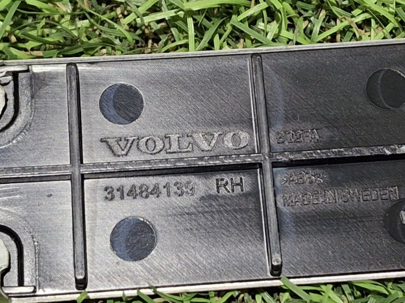 Накладка кузова правая XC40 2019 XB420 B4204T47