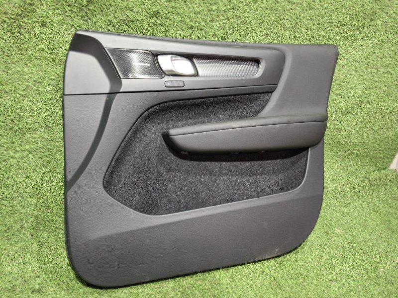 Обшивка двери передняя правая XC40 2019 XB420 B4204T47