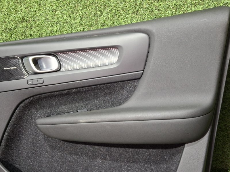 Обшивка двери передняя правая XC40 2019 XB420 B4204T47