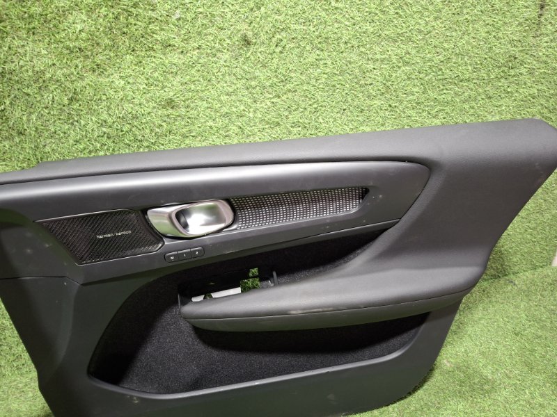 Обшивка двери передняя правая XC40 2019 XB420 B4204T47