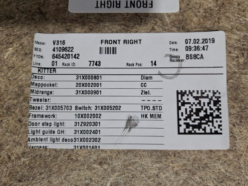 Обшивка двери передняя правая XC40 2019 XB420 B4204T47