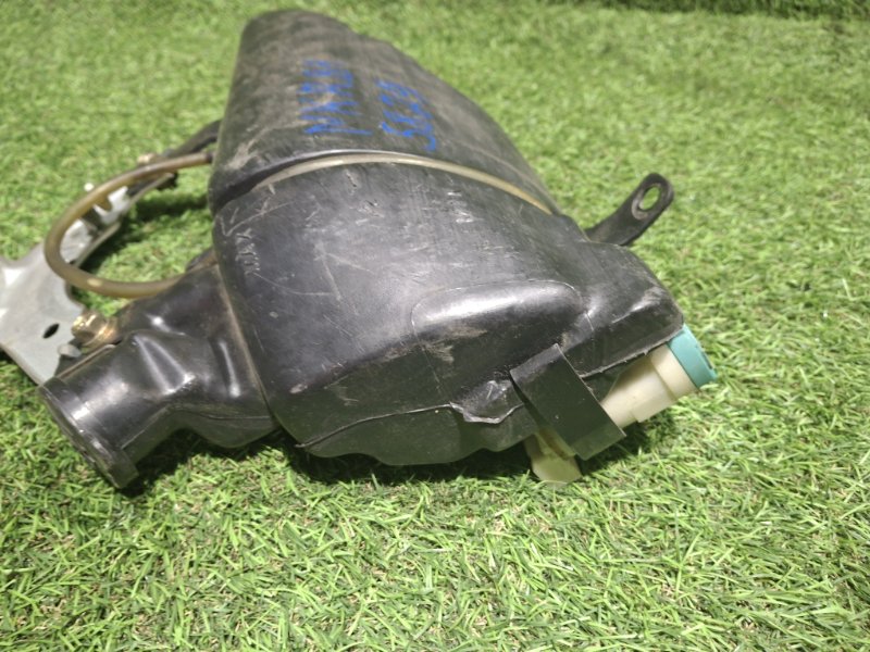 Бачок стеклоомывателя ELF 2003 NKR81E 4HL1