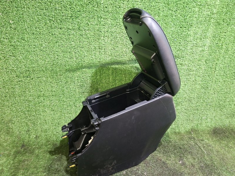 Подлокотник HARRIER 2014 ZSU60W 3ZR-FAE