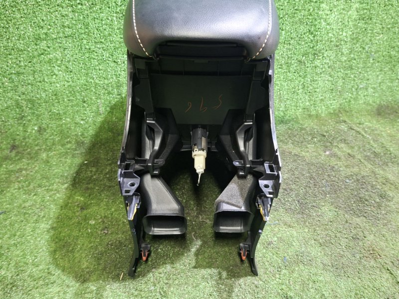 Подлокотник HARRIER 2014 ZSU60W 3ZR-FAE