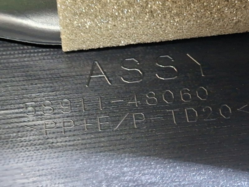 Подлокотник HARRIER 2014 ZSU60W 3ZR-FAE