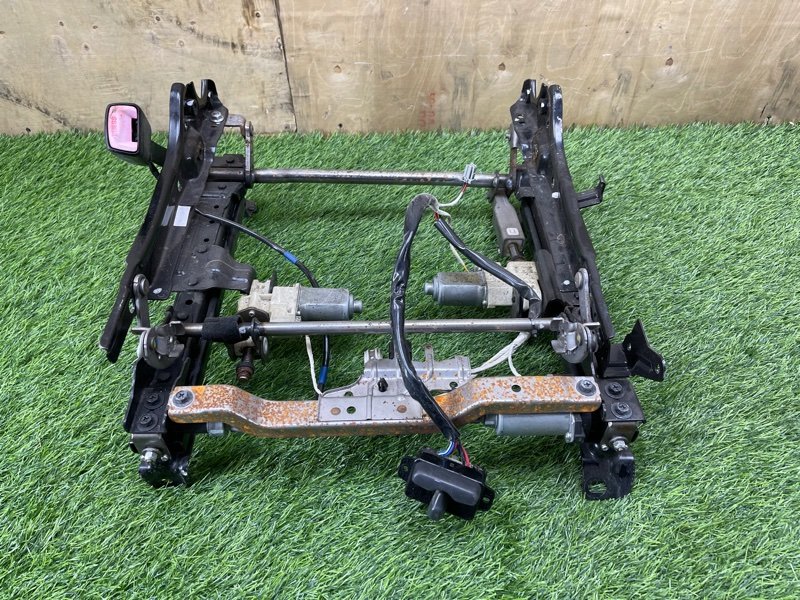 Крепление сиденья переднее левое Subaru Legacy 2009 #49 (ПРОБЕГ 104 131km) BPE EZ30D 64102AG070 контрактная