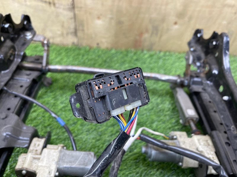 Крепление сиденья переднее левое Subaru Legacy BPE EZ30D