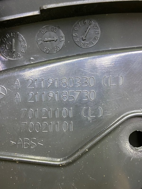 Накладка сиденья левая E 2004 W211 271.941