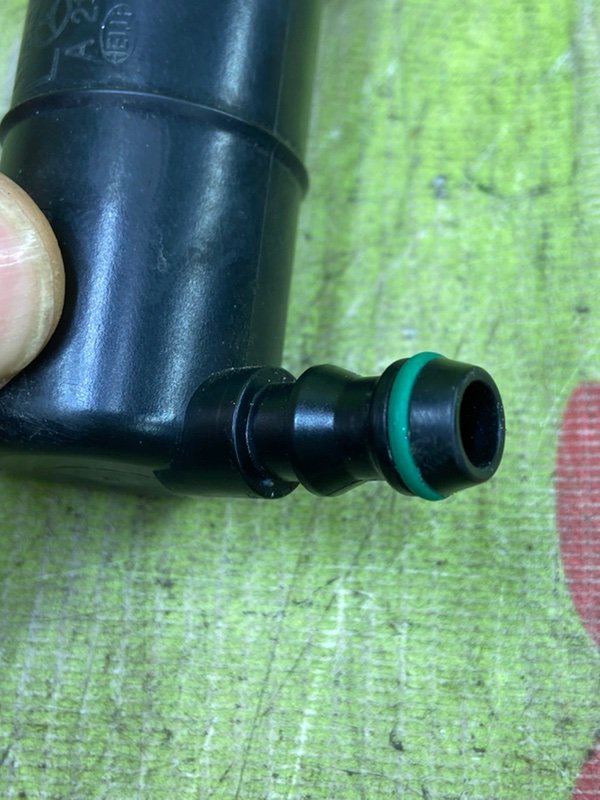 Форсунка омывателя фары левая E 2012 W212 OM 642.850