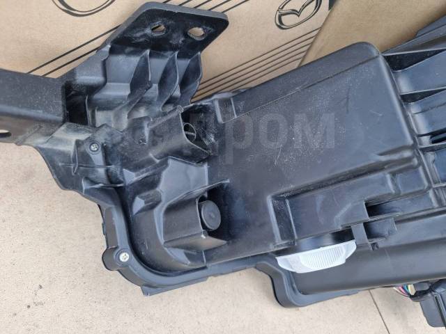 Фара правая Axela BP5P Фара правая Axela BP5P