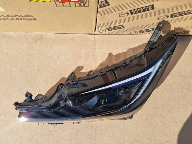 Фара передняя левая Prius MXWH60